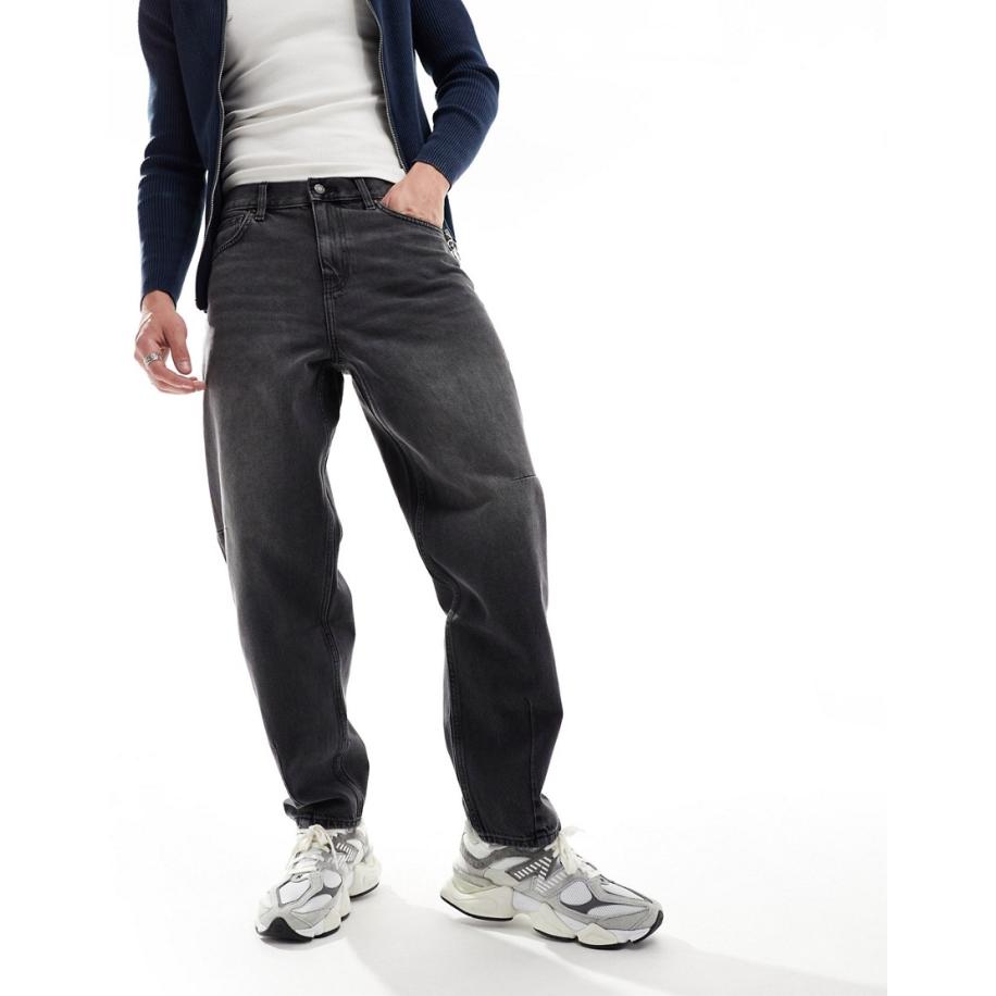 ASOS DESIGN - Ruimvallende jeans met figuurnaden in zwart met wassing Zwart