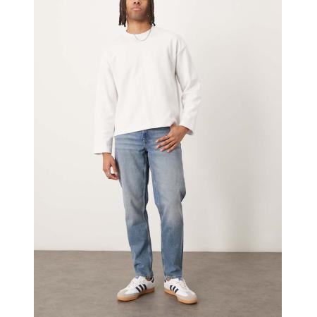 ASOS DESIGN - Jeans met smaltoelopende pijpen in blauw met lichte wassing