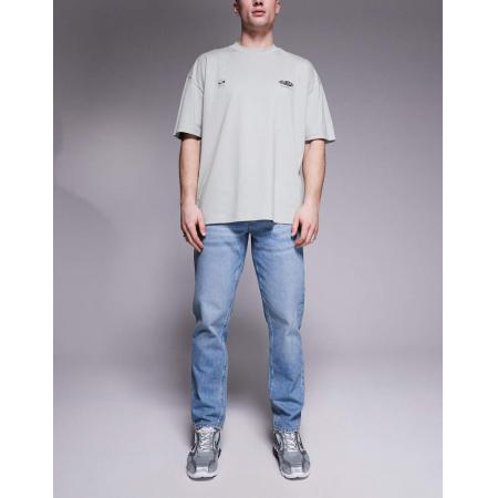 ASOS DESIGN - Jeans met smaltoelopende pasvorm in blauw met lichte wassing