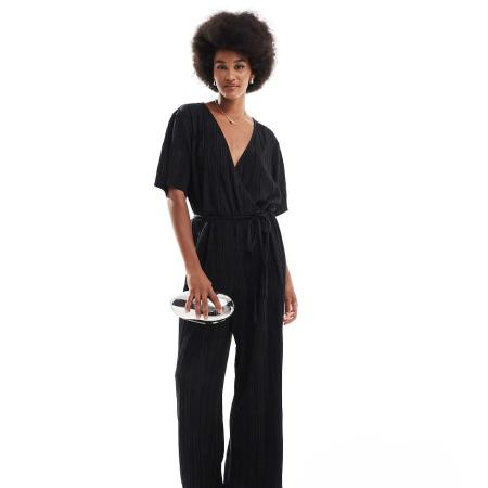 Vero Moda Tall Plissé jumpsuit met overslag aan de voorkant in zwart