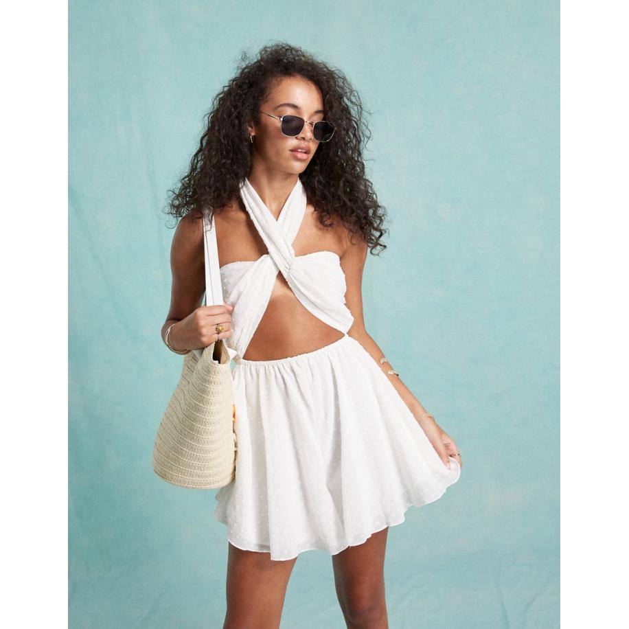 Miss Selfridge Playsuit voor op het strand van dobby chiffon met bandeau halslijn en gestrikte voorkant in crème-Wit Wit