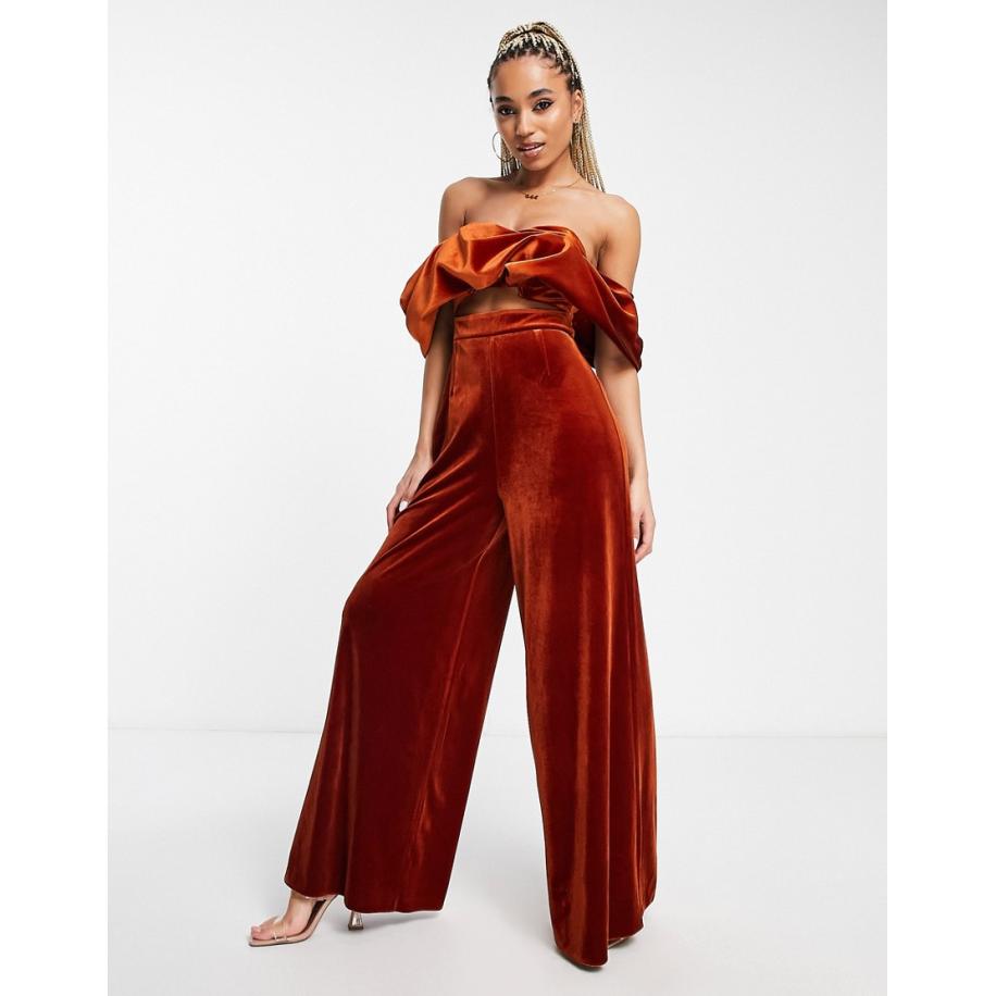 ASOS DESIGN Fluwelen off shoulder jumspuit met wijde pijpen in roestkleur-Bruin Bruin