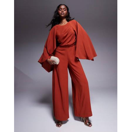ASOS DESIGN Jumpsuit met capedetail, wijde pijpen en open achterkant in diep roestbruin-Rood