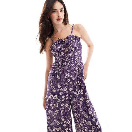ASOS DESIGN Gesponnen jumpsuit met ruches aan de buste, gerimpelde taille en bandjes in paars met witte bloemenprint-Veelkleurig