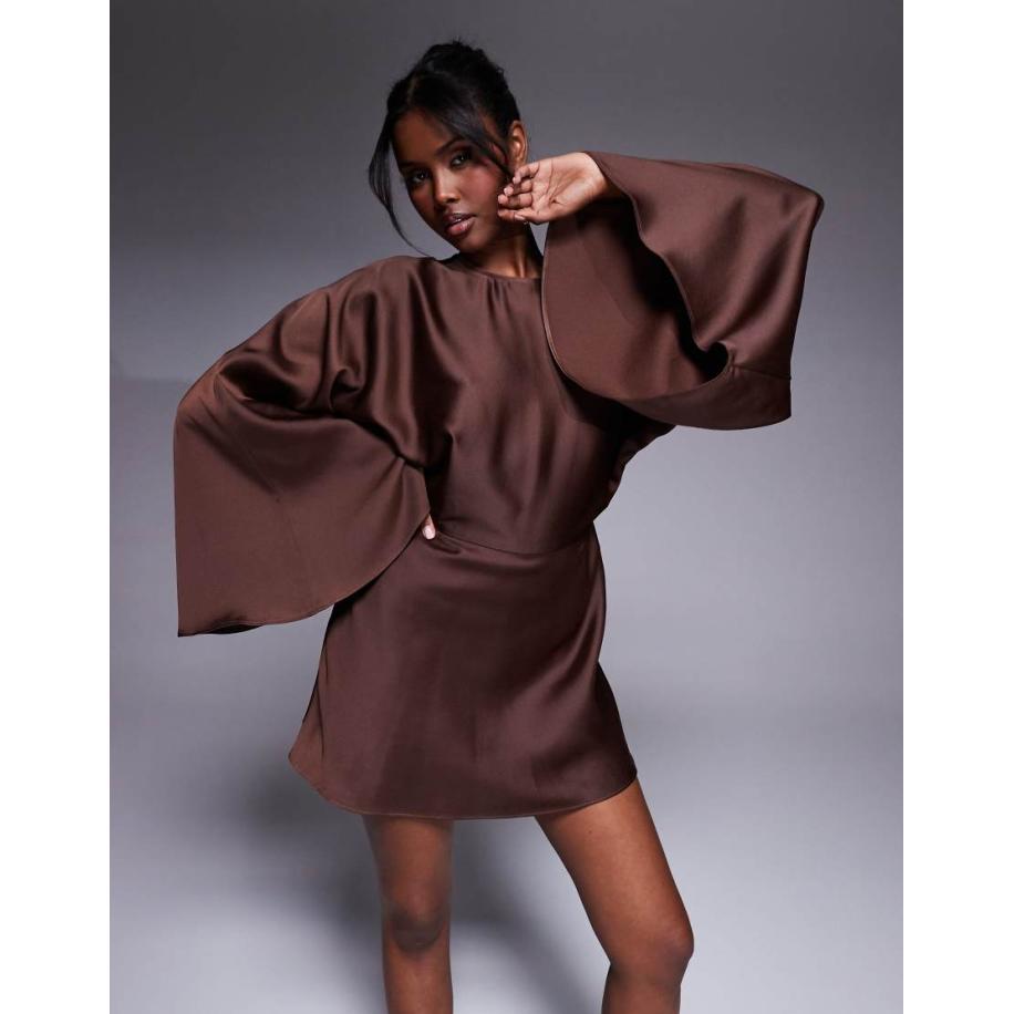 ASOS DESIGN Playsuit met structuur, vleermuismouwen en skortdetail in chocoladebruin Bruin