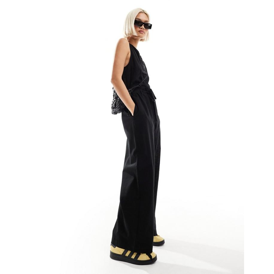 Monki Mouwloze linnen jumpsuit met strikceintuur in zwart Zwart
