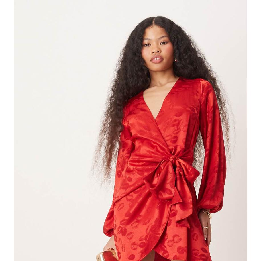 Never Fully Dressed Petite Mini jurk van satijn met overslag en motief in reliëf in rood Rood