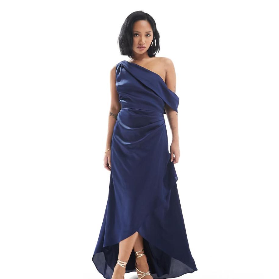 TFNC Petite Bruidsmeisjes Satijnen maxi-jurk met afhangende schouder en rok met overslag in marineblauw Blauw