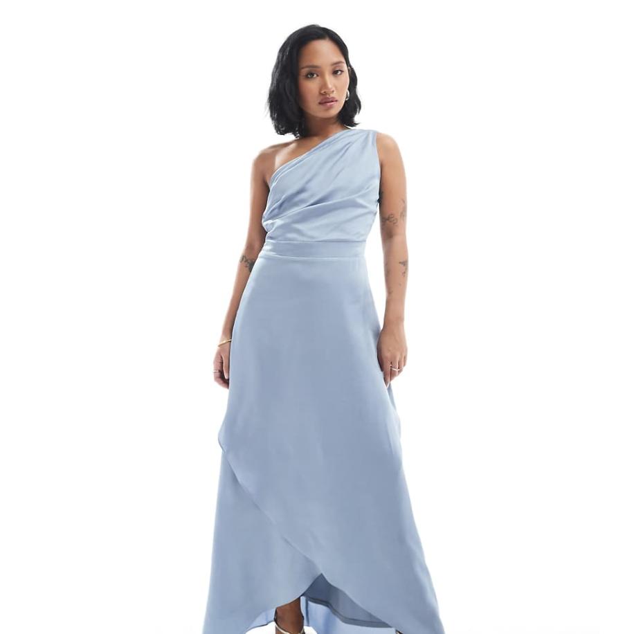 TFNC Petite Bruidsmeisjes Satijnen maxi-jurk met blote schouder en rok met overslag in lichtblauw Blauw