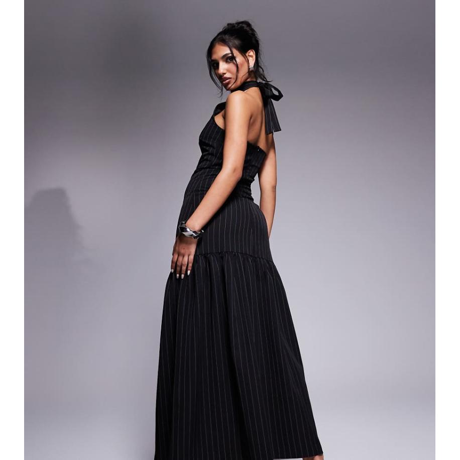 Kaiia Exclusive Maxi jurk met gestrikte halternek en verlaagde zoom in zwart met krijtstreep Zwart