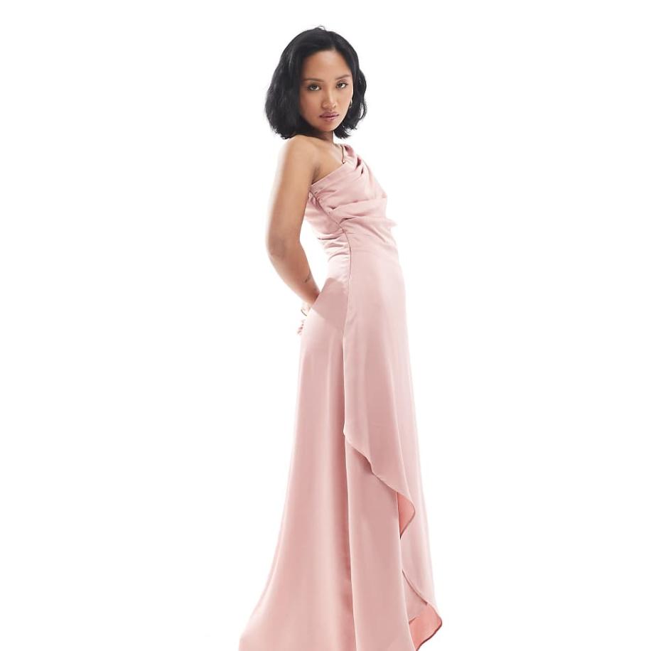 TFNC Petite Bruidsmeisjes Satijnen maxi-jurk met blote schouder en rok met overslag in oudroze Roze