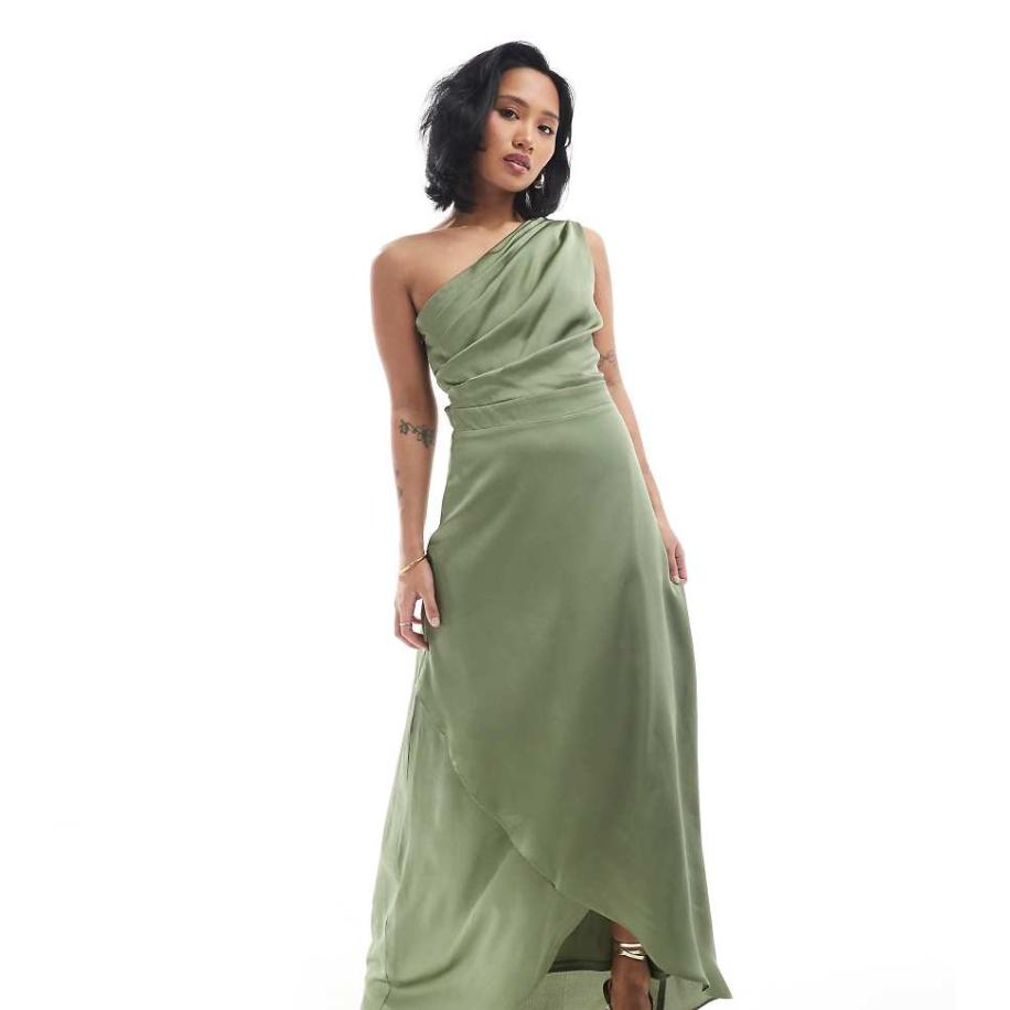 TFNC Petite Bruidsmeisjes Satijnen maxi-jurk met blote schouder en rok met overslag in donkergroen Groen