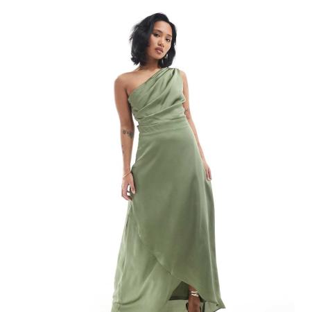 TFNC Petite Bruidsmeisjes Satijnen maxi-jurk met blote schouder en rok met overslag in donkergroen