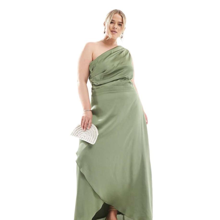 TFNC Plus Bruidsmeisjes Satijnen maxi-jurk met blote schouder en rok met overslag in donkergroen Groen