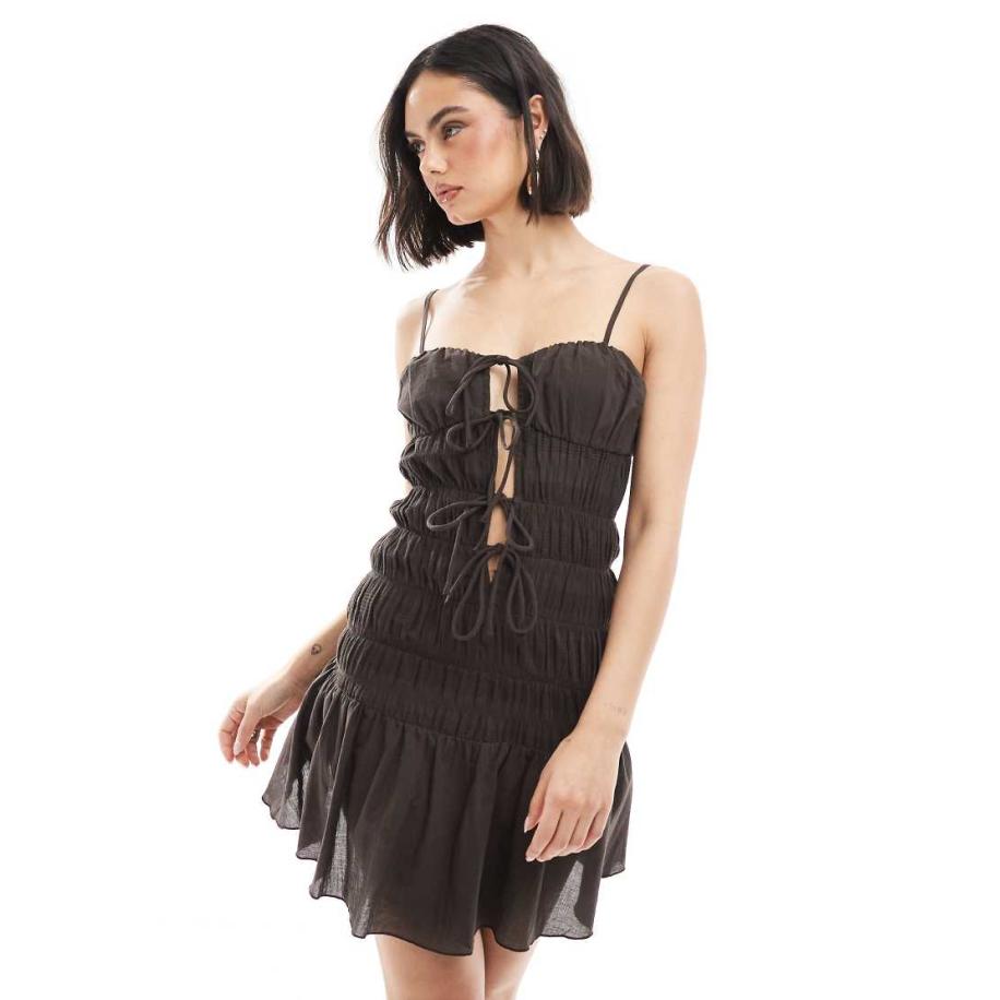 Stradivarius STR Mini jurk met ruches en strikjes aan de voorkant in donkerbruin Bruin