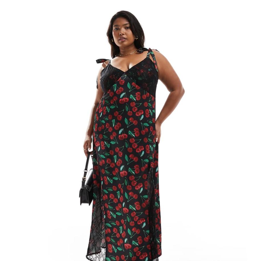 Renee Studio x Holly Wynne Plus Exclusives Maxi slipdress van satijn met gestrikte camibandjes in zwart met kersenprint-Veelkleurig Multicolor