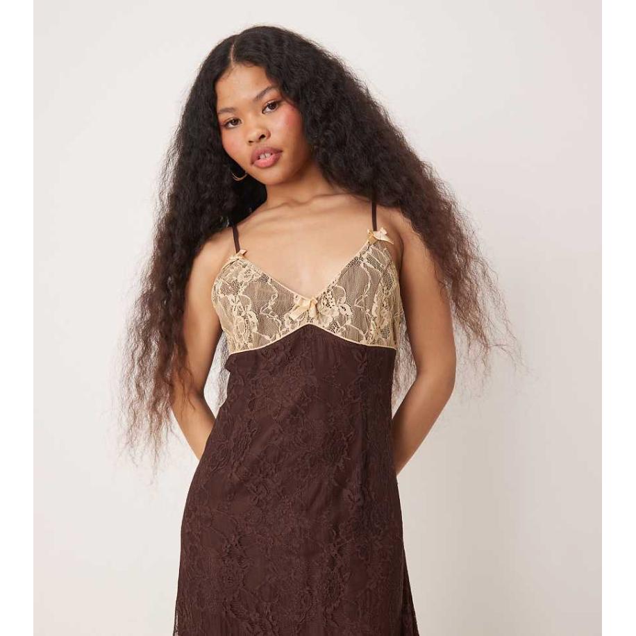 Miss Selfridge Petite Maxi slipdress van satijn met contrasterend kant in chocoladebruin Bruin