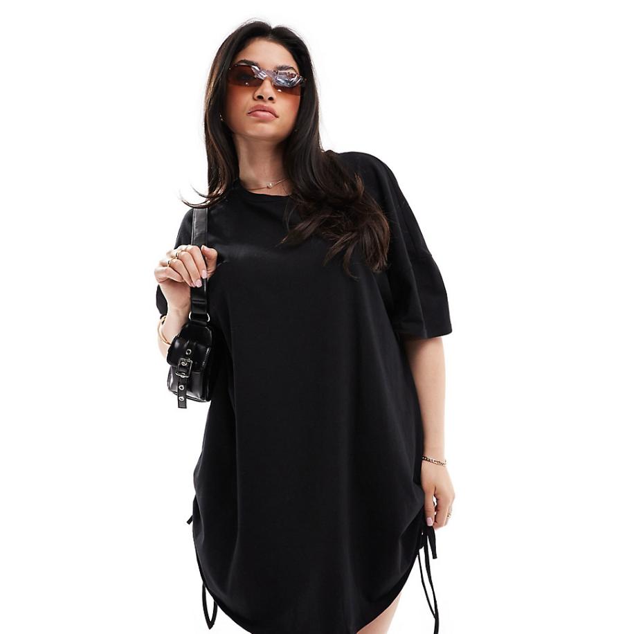 In The Style Plus Oversized mini T-shirtjurk met gerimpelde zijkant met strik in zwart Zwart