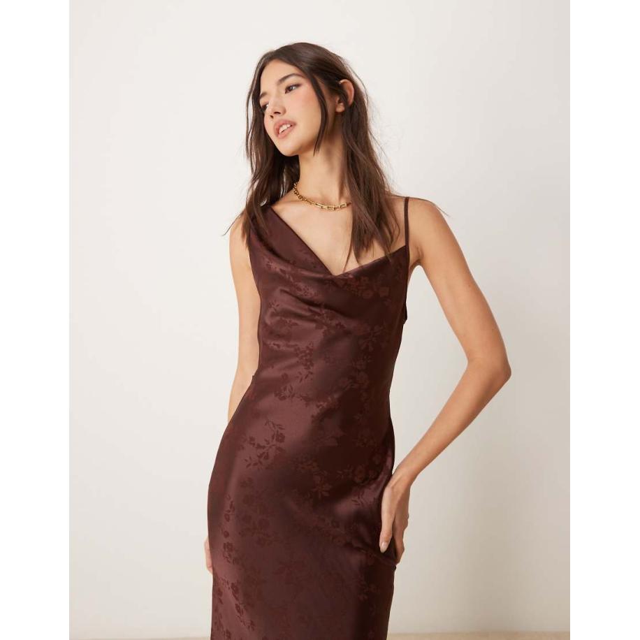 Miss Selfridge Midi slipdress van satijn met gedrapeerde halslijn in chocoladebruin Bruin