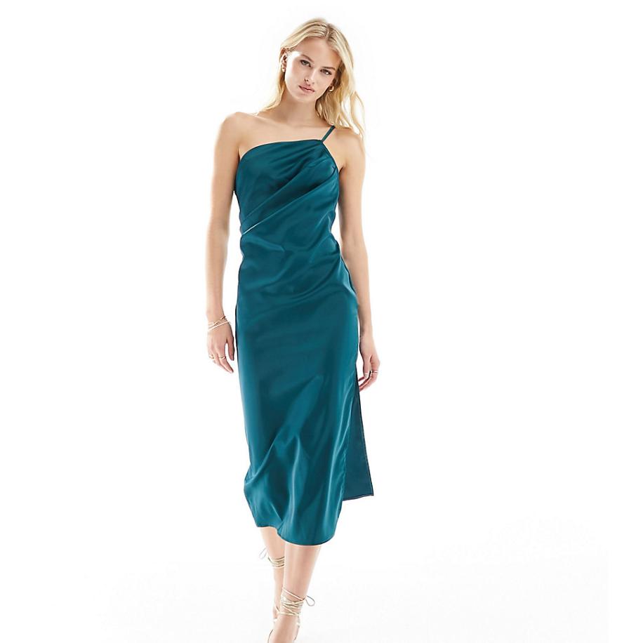 In The Style Tall Satijnen midi jurk met blote schouder en smalle bandjes in smaragdgroen Groen