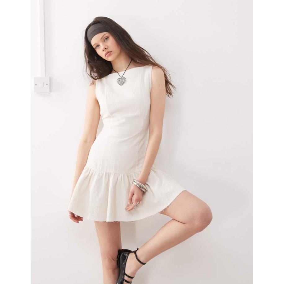 Weekday Mini jurk met open achterkant en bolle zoom in wit Wit