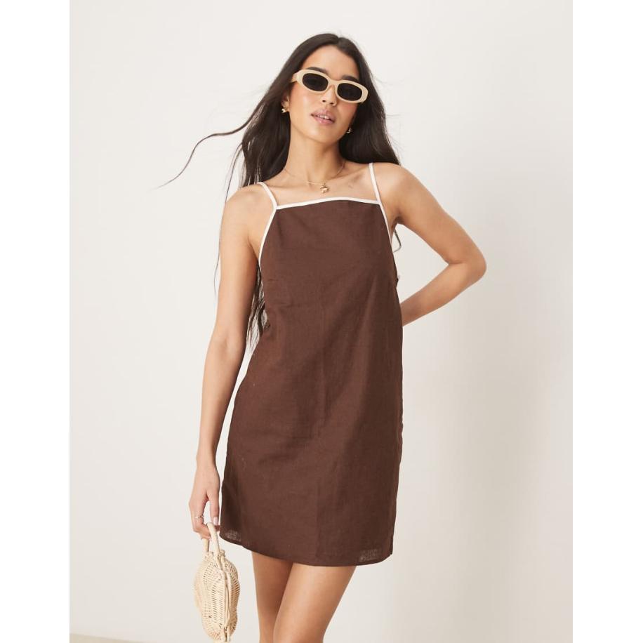 Abercrombie & Fitch Rechtvallende mini jurk met vierkante hals in bruin Bruin