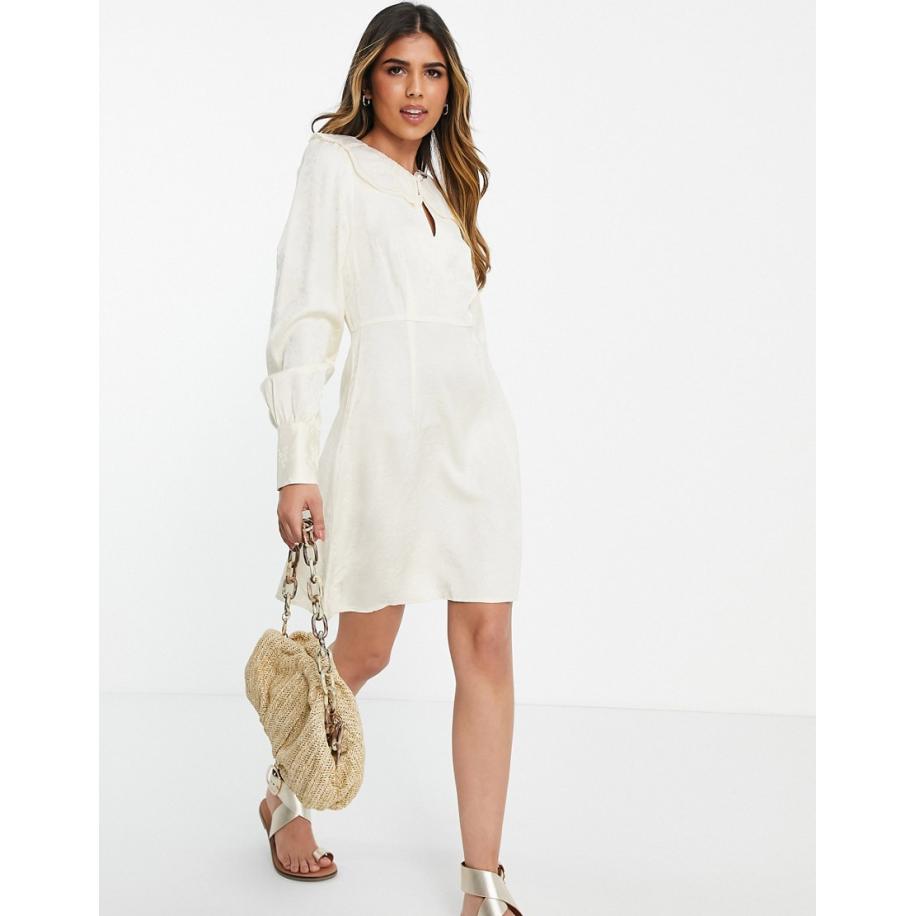 Urban Revivo Mini jurk met oversized kraag in gebroken wit Wit