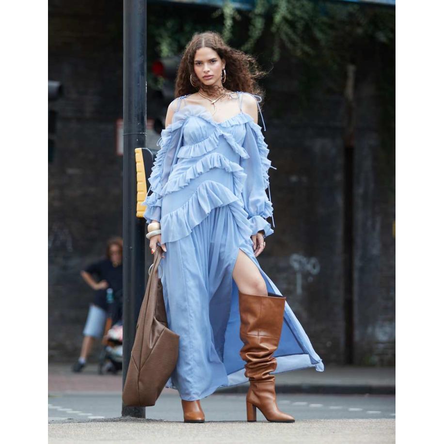 ASOS DESIGN Gestreepte maxi-jurk met ruches en blote schouders in middenblauw Blauw