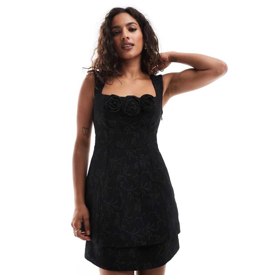 Forever New Petite Gelaagde mini jurk van jacquard in zwart Zwart