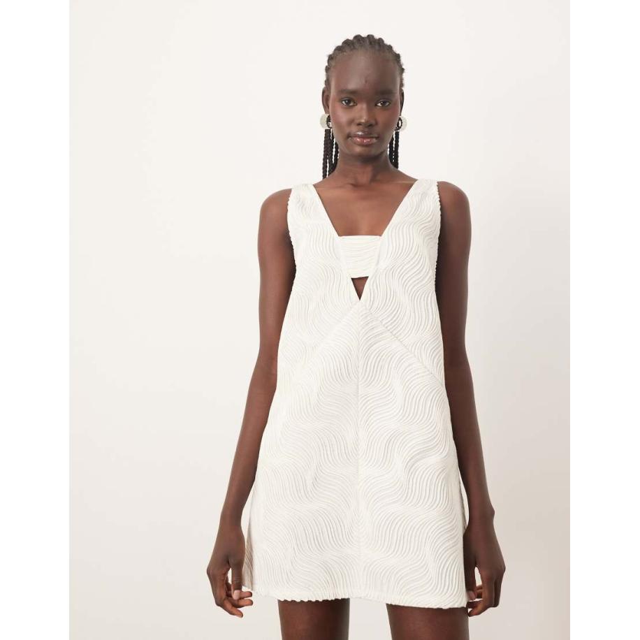 ARRANGE Diepuitgesneden mini jurk met golvende textuur in wit Wit