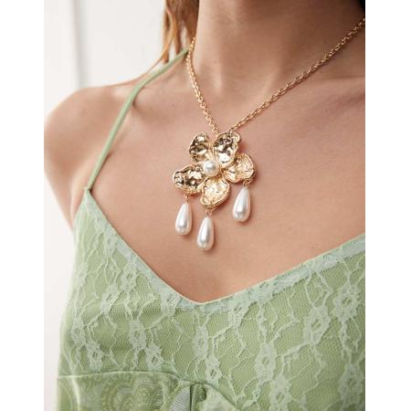 Reclaimed Vintage Ketting met bloem en parels in goud