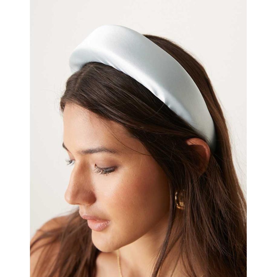 YAS Bruidsmeisjes Gewatteerde satijnen haarband in vaalblauw