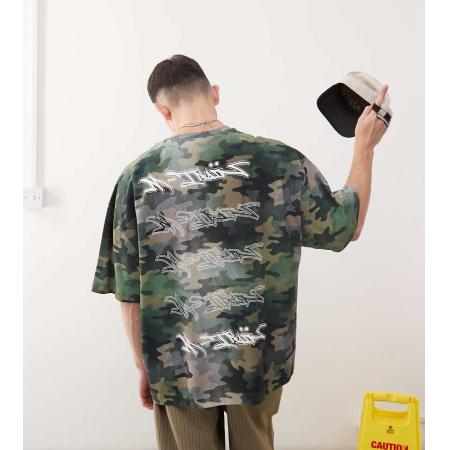 COLLUSION - Ruimvallend T-shirt met grafische graffiti- en camouflageprint-Veelkleurig