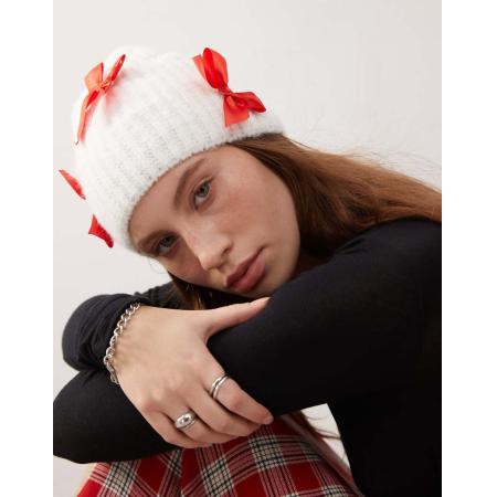 Reclaimed Vintage Beanie met strikjes in wit