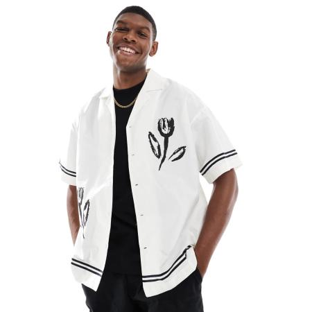 ADPT - Oversized overhemd met reverskraag en verspreide bloemenprint in wit