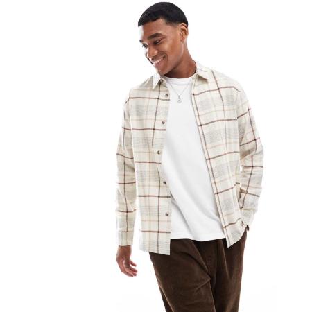 ASOS DESIGN - Regular-fit overhemd in neutraal ruitje met badge detail