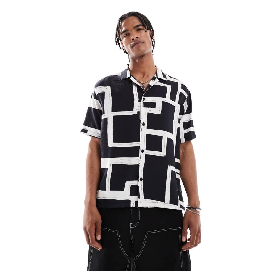 Bershka - Overhemd met geometrisch patroon in zwart Zwart