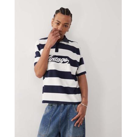 Reclaimed Vintage - Gestreept piqué poloshirt met grafische print in marineblauw