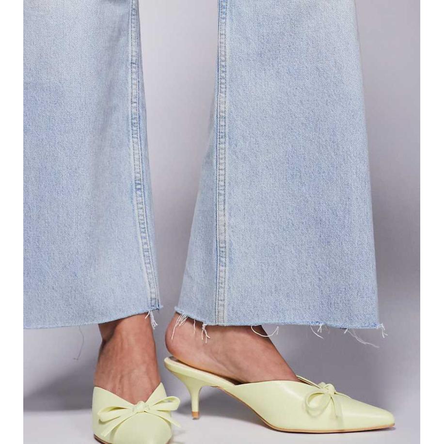 Public Desire Wide Fit Lionheart Puntige muiltjes met kitten hak en strik in geel Geel