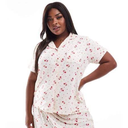Loungeable Curve Superzachte jersey pyjamaset van top met reverskraag en short met biezen en kersen- en hartjesprint-Veelkleurig