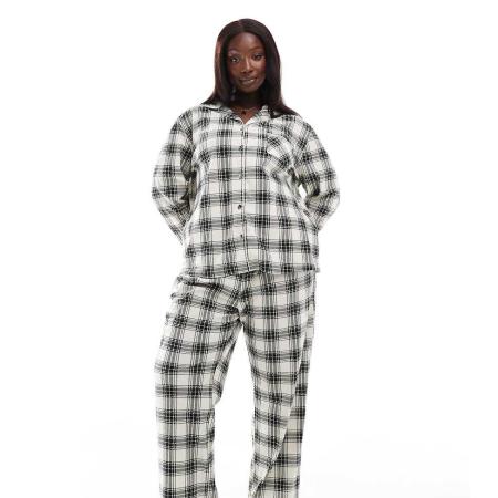 Loungeable Curve Geruite pyjamaset van microfleece met knopen en lange mouwen in crème/zwart-Veelkleurig