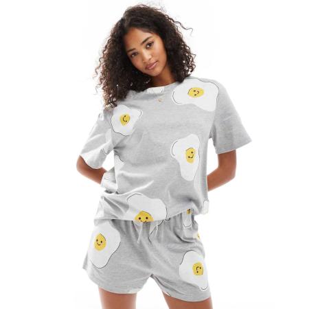 ASOS DESIGN Pyjamaset van oversized T-shirt en short met gebakken ei-print in gemêleerd grijs
