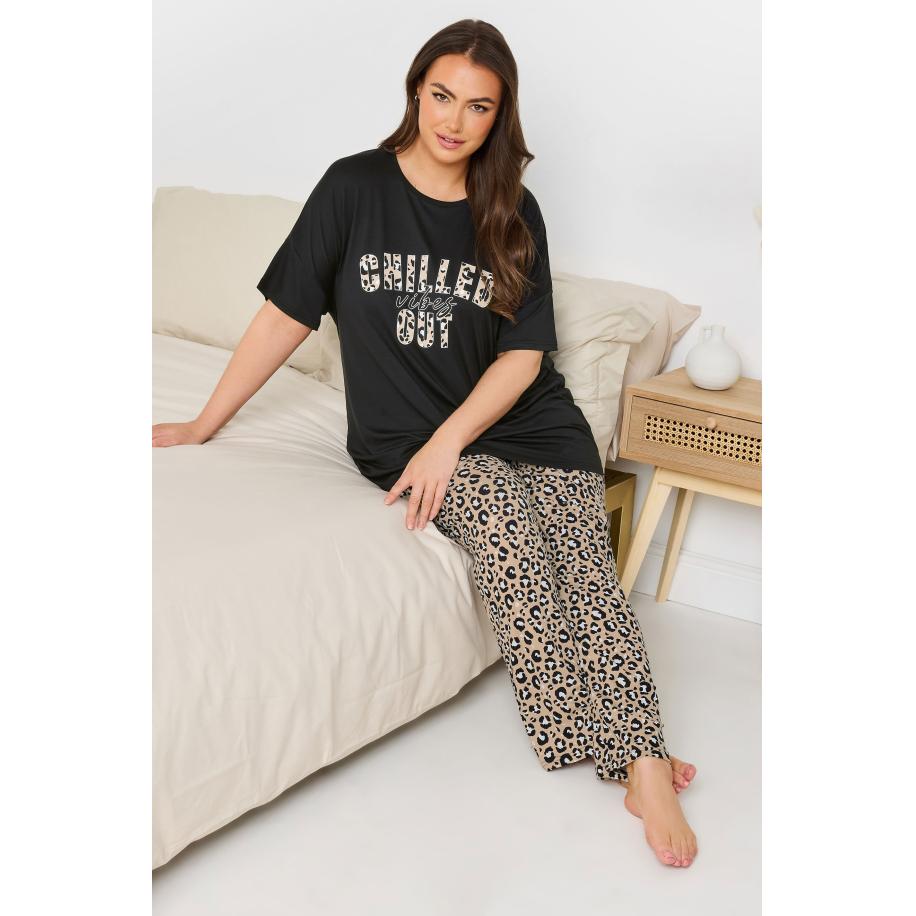 Yours Pyjamaset Met 'Chilled Out Vibes' Slogan En Luipaardprint In Zwart/Beige Size 66-68 Zwart