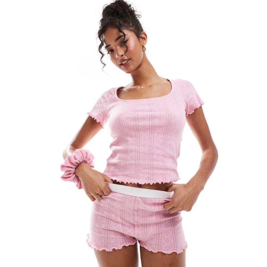 ASOS DESIGN Ajourgebreide pyjamaset van top met korte mouwen en short met scrunchie in roze Roze