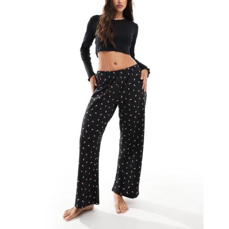 Wednesday's Girl Pyjamaset met broek met rozenprint en ajourgebreide top in zwart