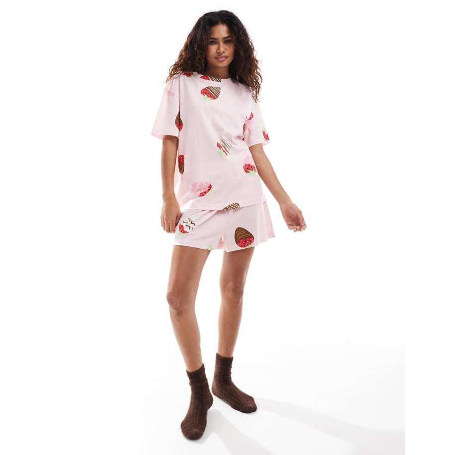 ASOS DESIGN Valentijn Pyjamaset van oversized T-shirt en short met print van met chocolade bedekte aardbeien in roze Roze