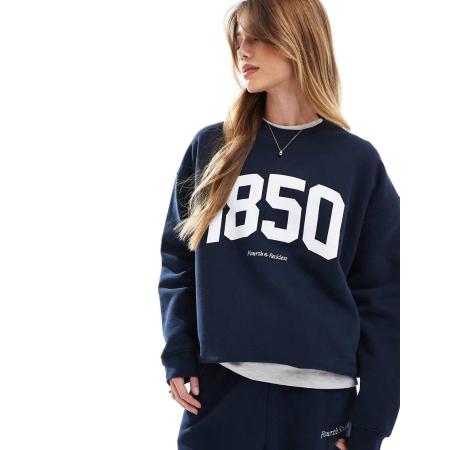 4th & Reckless x Felicia Wedin Apres Ski Sweatshirt met ronde hals en grafische '1850' print in marineblauw, deel van co-ord set