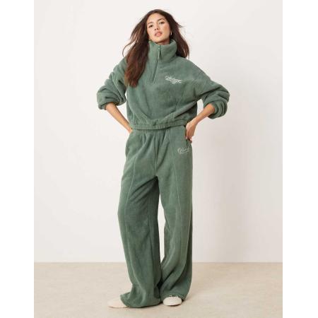 ASOS DESIGN Set van sweater en broek van fleece met kraag en wijde pijpen in groen