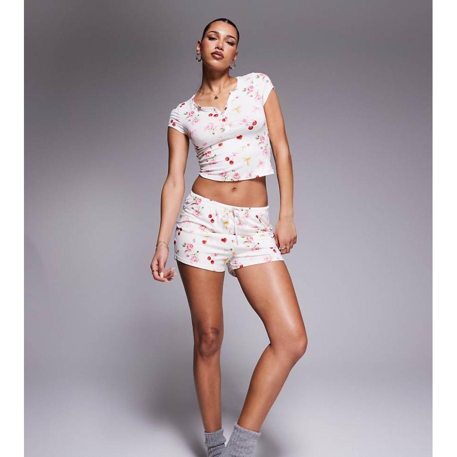 Kaiia Exclusive Mix en match Pyjamashort met gestrikte taille en kersen- en rozenprint, deel van co-ord set-Veelkleurig Multicolor