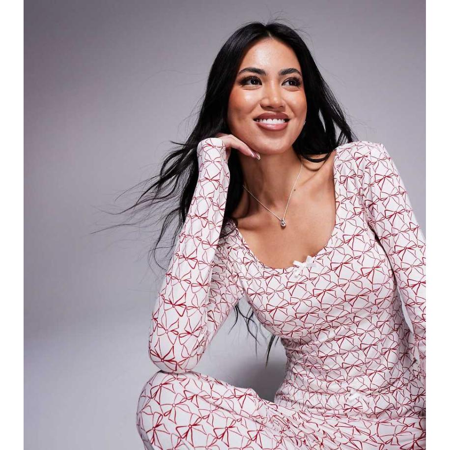 Kaiia Exclusives Pyjamatop met ronde hals en strikjesprint in crème en rood, deel van co-ord set-Veelkleurig Multicolor